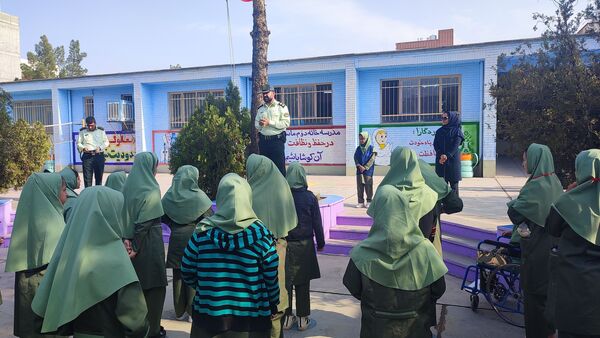 حضور سرهنگ اسماعیل اکبری رئیس کلانتری ۱۳ نیشابور در جمع دانش‌آموزان دبستان میلاد نیشابور 