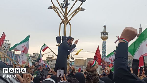 چهل هزار نوجوان بامشتهای گره کرده