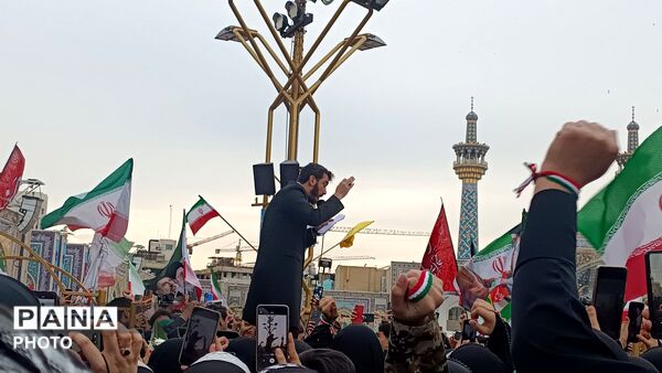 چهل هزار نوجوان بامشتهای گره کرده