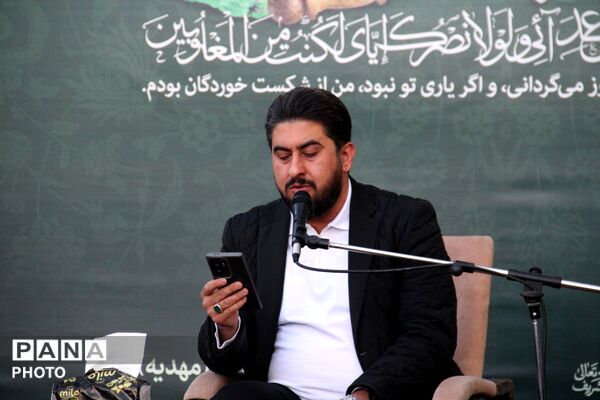 مراسم قرائت دعای عرفه با حضور مسئولین استان و قشرهای مردم در همدان 