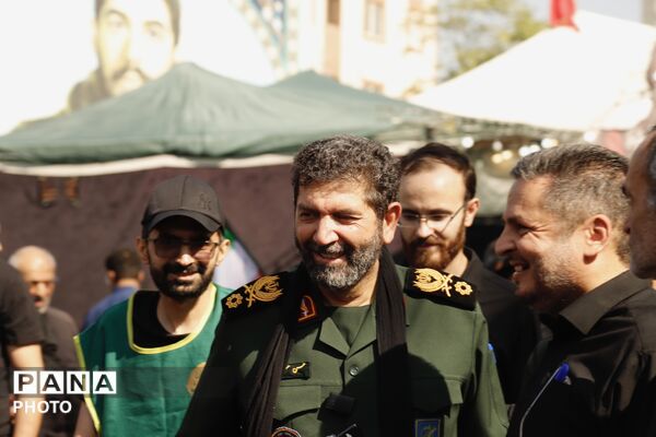 حضور فرمانده سپاه تهران در میان خیل زائران جاماندگان اربعین