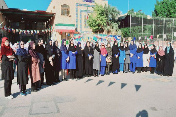جشن روز دانش‌آموز در دبستان امید انقلاب بوشهر