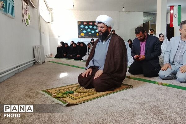 اقامه نماز جماعت در مدرسه شاهد مرضیه با حضور مسئولان آموزش‌وپرورش پاکدشت