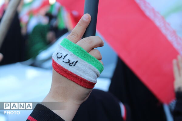  نوجوانان در صف نخست اجتماع مردمی چهلم رهبر شهید