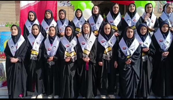 آوای وفاداری نسل جدید؛ سرود دانش‌آموزان شهید بهمنی خلیل آباد در دهه فجر