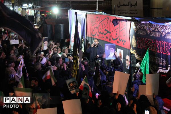 تجمع مردم ولایتمدار شهرستان فاروج بعد از اذان مغرب در میدان مرکزی شهر 