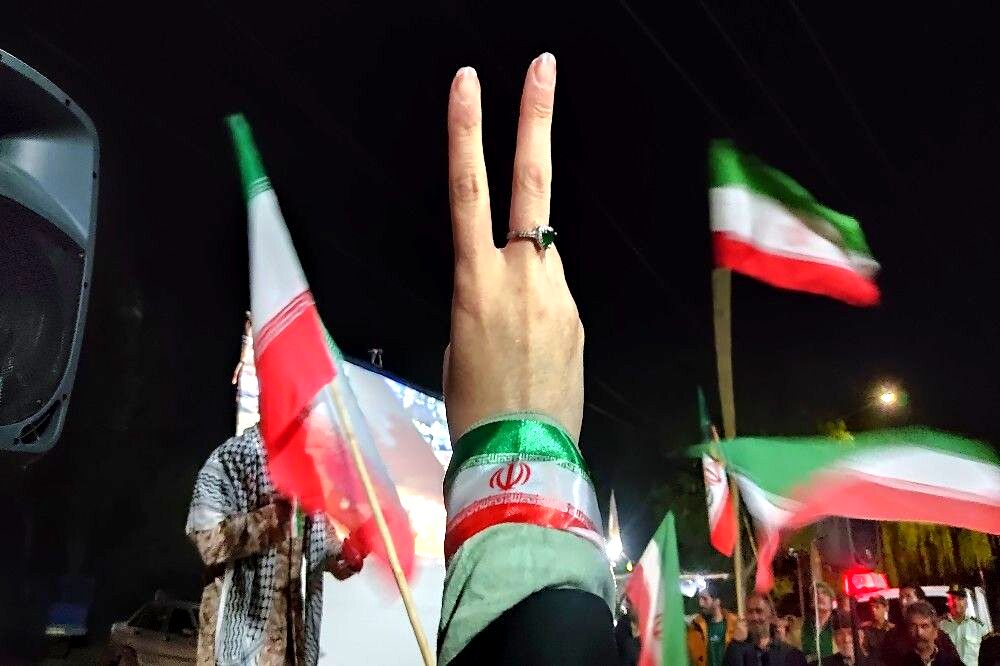 یک دنیا شاهد و مبهوت از حضور خیابانی مردم شهر بار