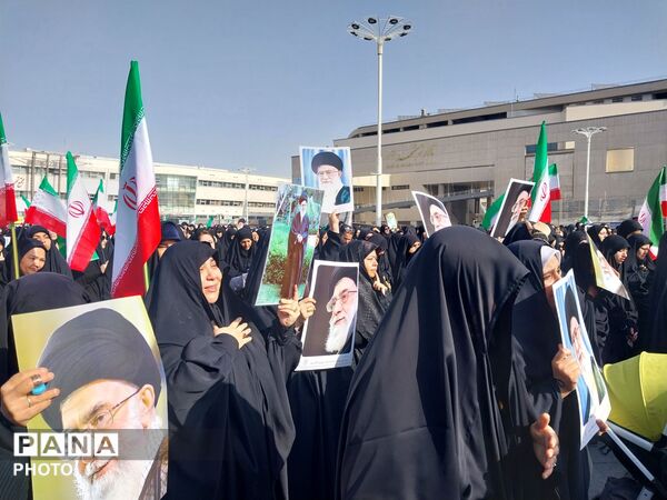 تجمع دانش آموزان و مردم غیور در سوگ رهبر معظم انقلاب در میدان شهدا مشهد مقدس