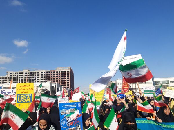 حضور پرشور دانش آموزان مشهد مقدس در راهپیمایی یوم‌الله ۱۳ آبان 