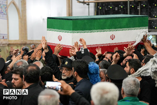 اقامه نماز بر پیکر مطهر رهبر شهید انقلاب در حرم مطهر رضوی-۱