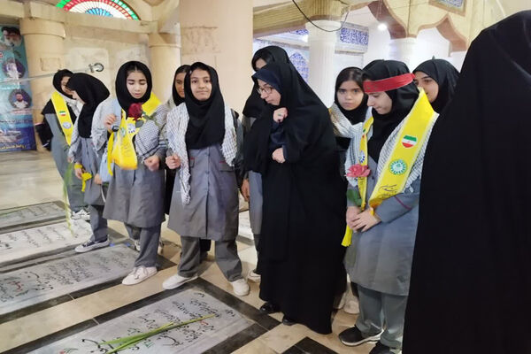 تجدید میثاق دانش‌آموزان دبیرستان رضوان بوشهر با شهدا