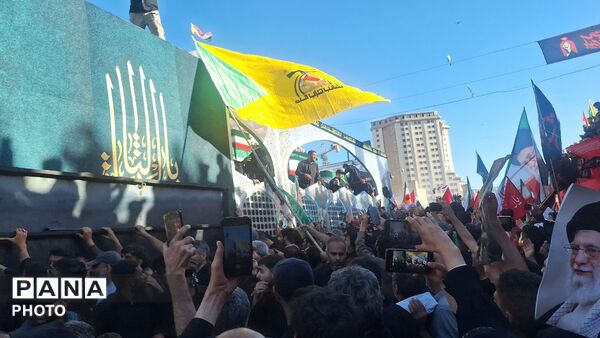 مشهد، در آغوشِ حرم، با رهبر شهید وداع کرد