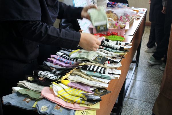 بازارچه دست‌سازه‌های دانش‌آموزی دبستان شهید بختیاری ناحیه 1 کرج