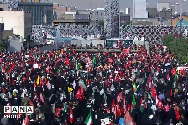 اشک‌ها و بغض‌های میلیونی در مسیر تشییع پیکر مطهر رهبر شهید