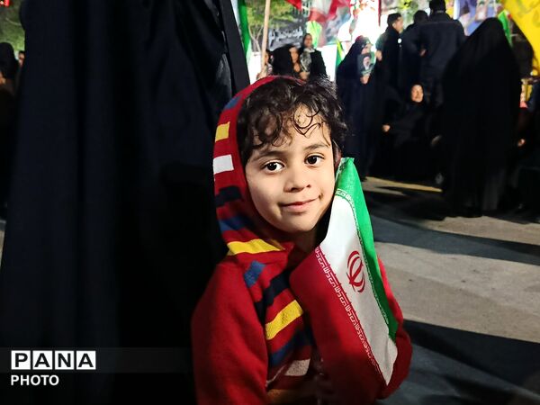 کودکان انقلابی کاشمر دست در دست والدین به خیابان آمدند