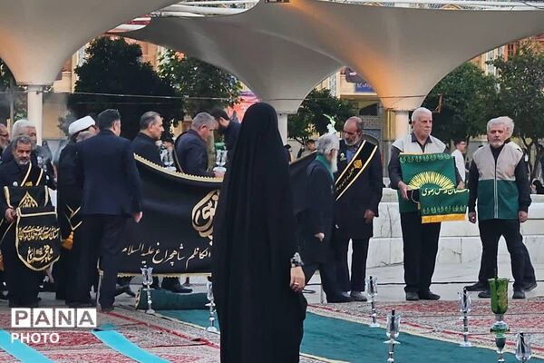 آیین لاله‌گردانی در شام غریبان امام رضا(ع)