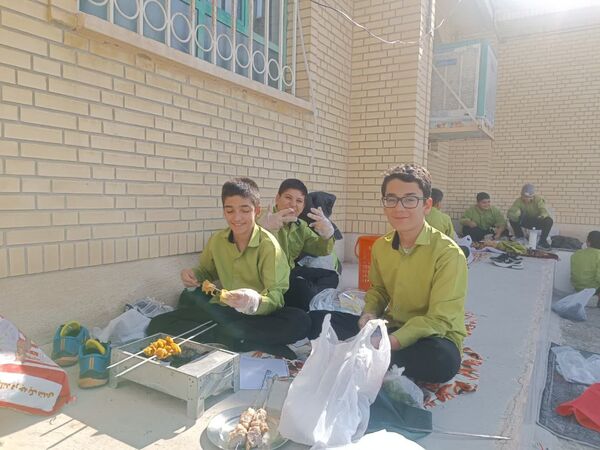 ناهار وحدت با طعم  شادی و لذت در مدرسه شاهد حاج مصلحیان