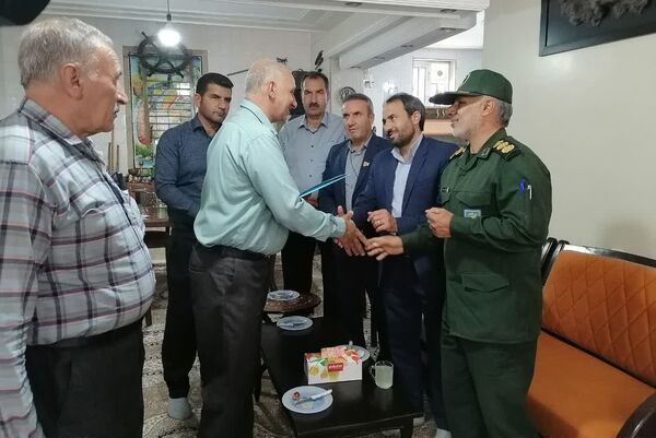 دیدار مسئولین شهر بیضا از خانواده شهدا