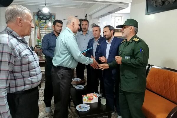 دیدار مسئولین شهر بیضا از خانواده شهدا