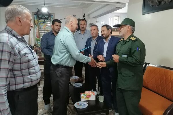 دیدار مسئولین شهر بیضا از خانواده شهدا