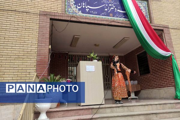 تقدیر از رتبه‌های برتر درسی در دبیرستان سپاهان بهارستان‌دو