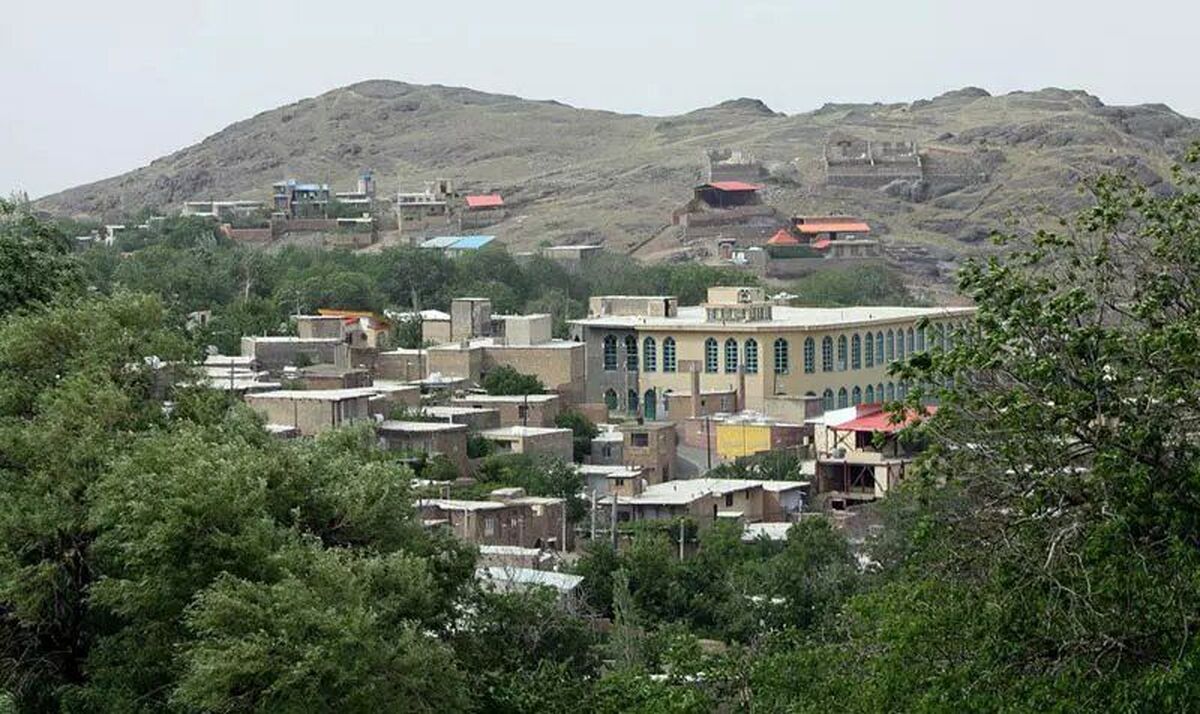 روستای فردو، منطقه ای سرسبز در دامنه ارتفاعات «برف انبار»