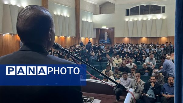 تجلیل از برترین‌های آموزشی و پرورشی دبیرستان نمونه آیت‌الله خامنه‌ای کاشمر