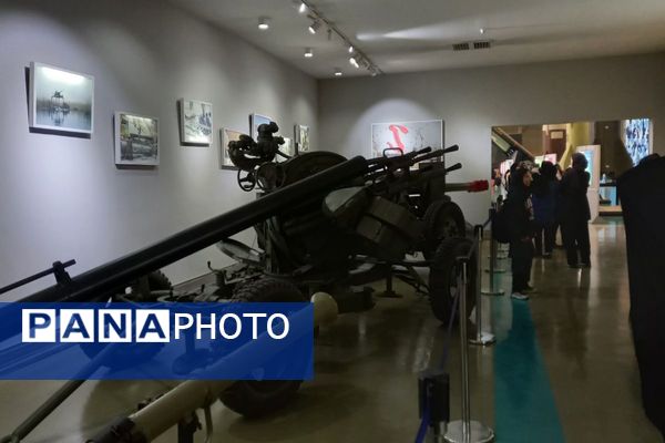 بازدید دانش‌آموزان دبیرستان شهدای اقتدار از نمایشگاه هوا فضا