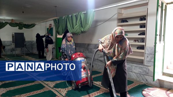 نظافت مسجد پنج تن آل عبا توسط اعضای بسیج