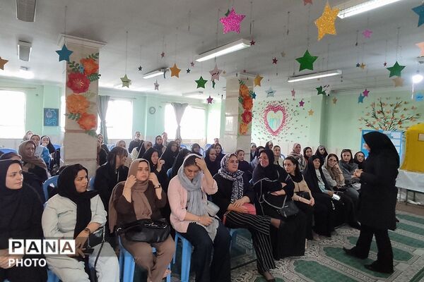 جلسه آموزش خانواده در دبستان پانزده خرداد ناحیه دو شهرری 