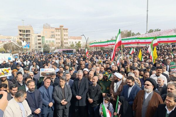 حضور دانش آموزان و جامعه بزرگ فرهنگیان در یوم الله 22 بهمن ماه در پاکدشت 