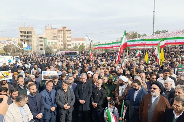 حضور دانش آموزان و جامعه بزرگ فرهنگیان در یوم الله 22 بهمن ماه در پاکدشت 