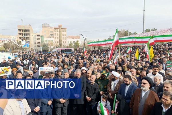 حضور دانش آموزان و جامعه بزرگ فرهنگیان در یوم الله 22 بهمن ماه در پاکدشت 