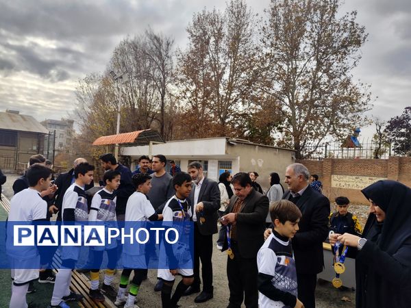 رقابت هیجان‌انگیز فوتبال دانش‌آموزی منطقه ۵ به پایان رسید