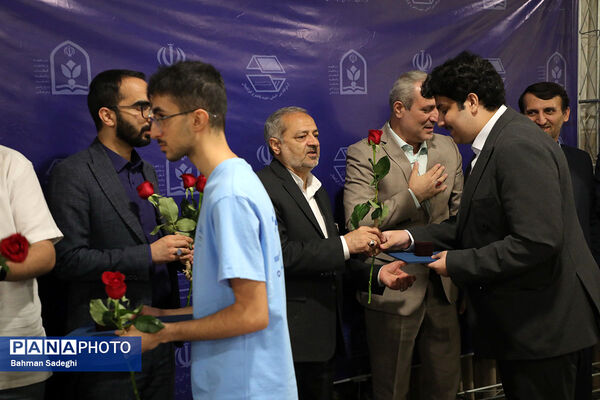 نشست صمیمی وزیر آموزش و پرورش با مدال آوران المپیادهای جهانی