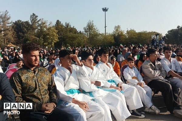 پیاده‌روی خانوادگی در شهر قدس