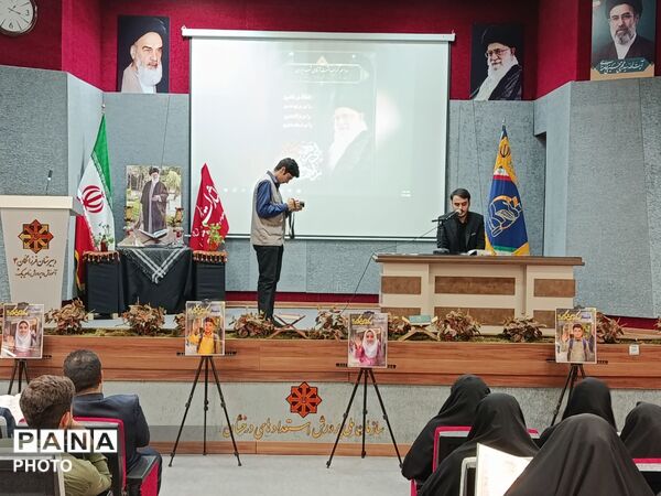 مراسم بزرگداشت رهبر شهید در دبیرستان فرزانگان ۴ در ناحیه یک مشهد  