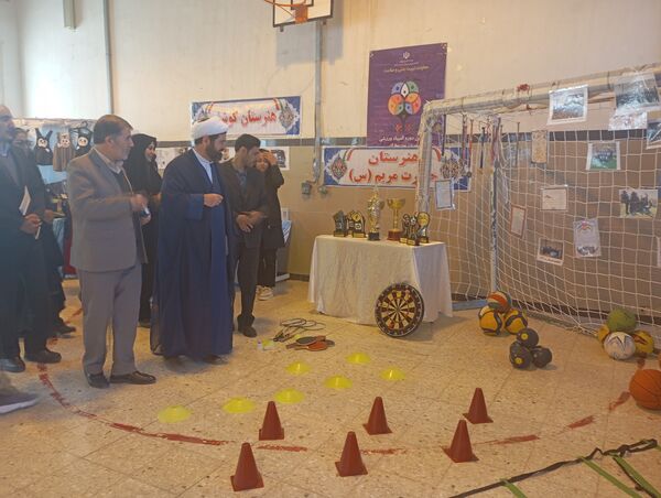افتتاح نمایشگاه آثار هنری دانش‌آموزان دبیرستان‌های تیتکانلو و مایوان