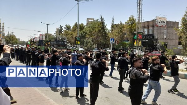 عزاداری ظهر  عاشورا در خیابان‌های شهر نیشابور 