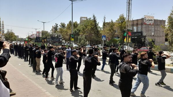 عزاداری ظهر  عاشورا در خیابان‌های شهر نیشابور 