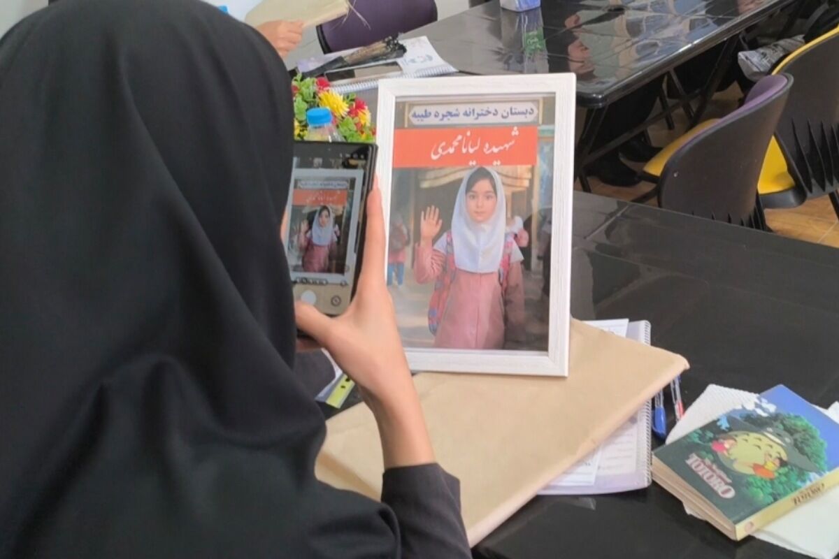 قاب‌های شهدای میناب بر درِ کلاس‌ها؛ عهد معلمان مدرسه باغچه‌بان در آغاز سال تحصیلی