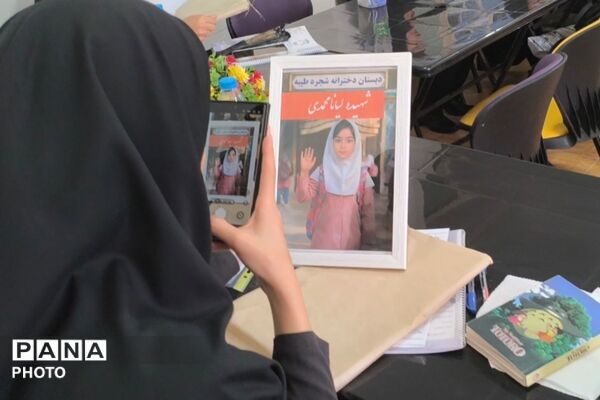 قاب‌های شهدای میناب بر درِ کلاس‌ها؛ عهد معلمان مدرسه باغچه‌بان در آغاز سال تحصیلی