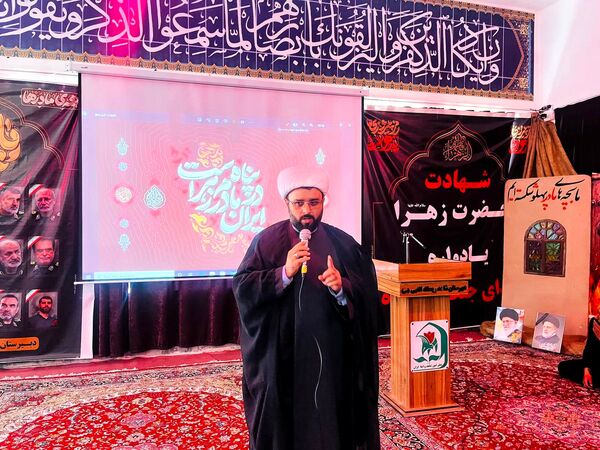 استقبال دانش‌آموزان‌ دبیرستان شاهد ریحانه‌النبی گناباد از پیکر مطهر شهید گمنام