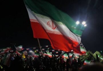 چراغ میدان همچنان روشن است