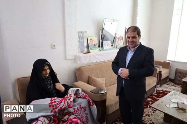 دیدار مسئولین با خانواده ی شهیده فاطمه موحدان