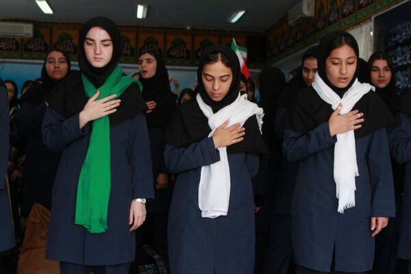 مراسم روز دانش‌آموز و هفته بسیج دانش‌آموزی در مدرسه بنت‌الهدی بهارستان۲