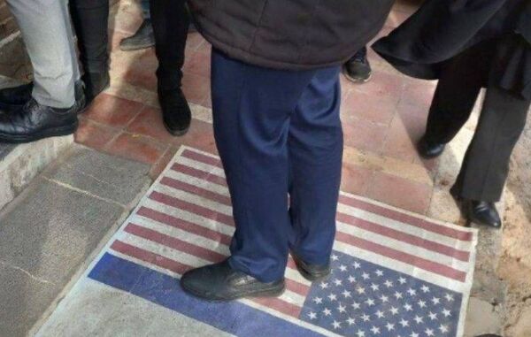 جشن انقلاب در دبستان لاله‌های انقلاب 