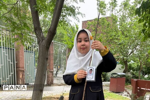 کاشت نهال در هفته معلم به نیابت از شهدای فرهنگی و دانش‌آموز در فرهنگسرای ولاء ناحیه دو شهرری 