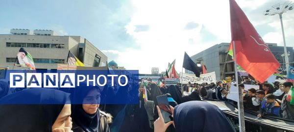 حضور دانش آموزان دبیرستان مهشید مصلی نژاد در راهپیمایی روز دانش آموز 