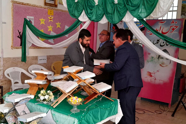 برگزاری محفل انس با قرآن در دبستان دخترانه شاهد صمیمی شهرستان آباده